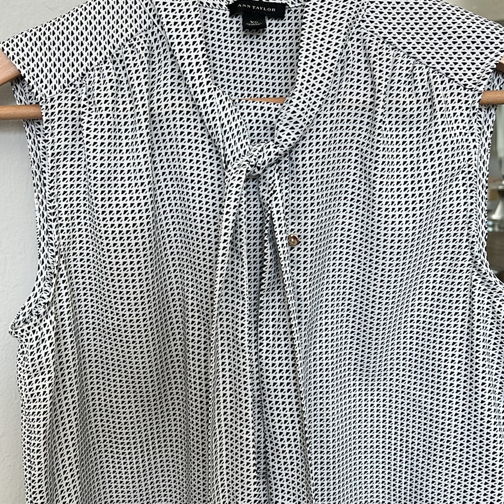 Ann Taylor black and white print sleeveless blouse - Picture 4 of 5